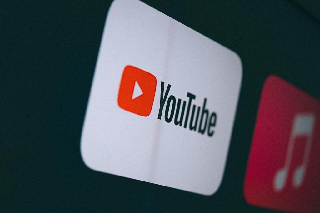 Logo de l'application YouTube sur écran, plateforme source pour Baixar video do YouTube MP4