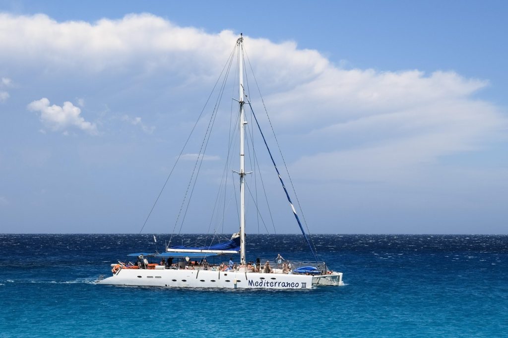 découvrez l'expérience unique d'une croisière en catamaran : détente, aventure et paysages paradisiaques au cœur de la mer.