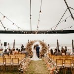 Comparer les alliances lors d’un salon mariage