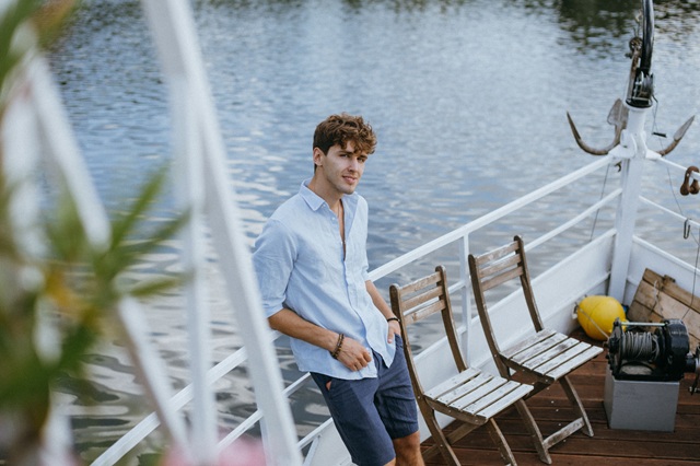 Bermuda homme et vacances : la pièce indispensable d’une garde-robe estivale