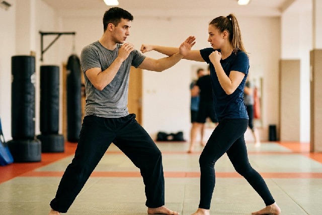 Initiation aux techniques de combat : le guide essentiel pour les novices