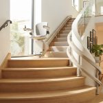 Monte-escalier moderne sur un escalier tournant, maison lumineuse